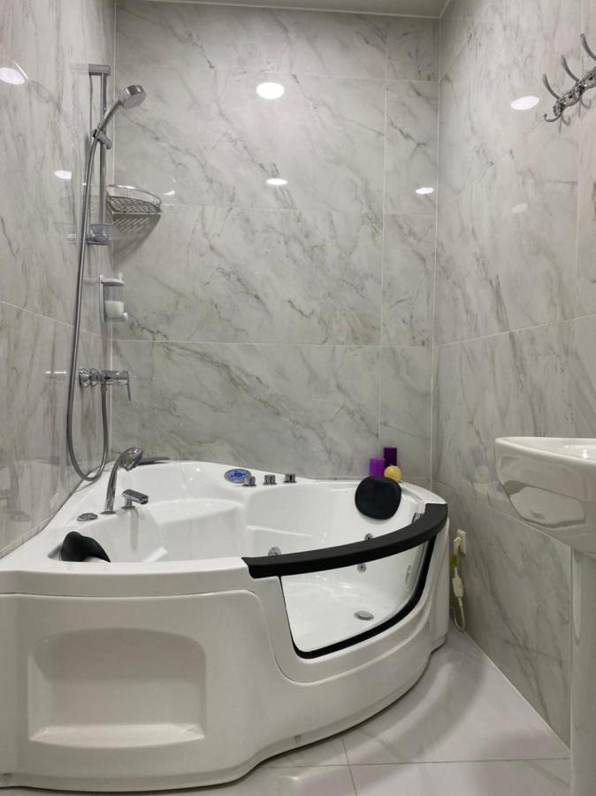 Horizons Hotel Rooms Batumi Esterno foto