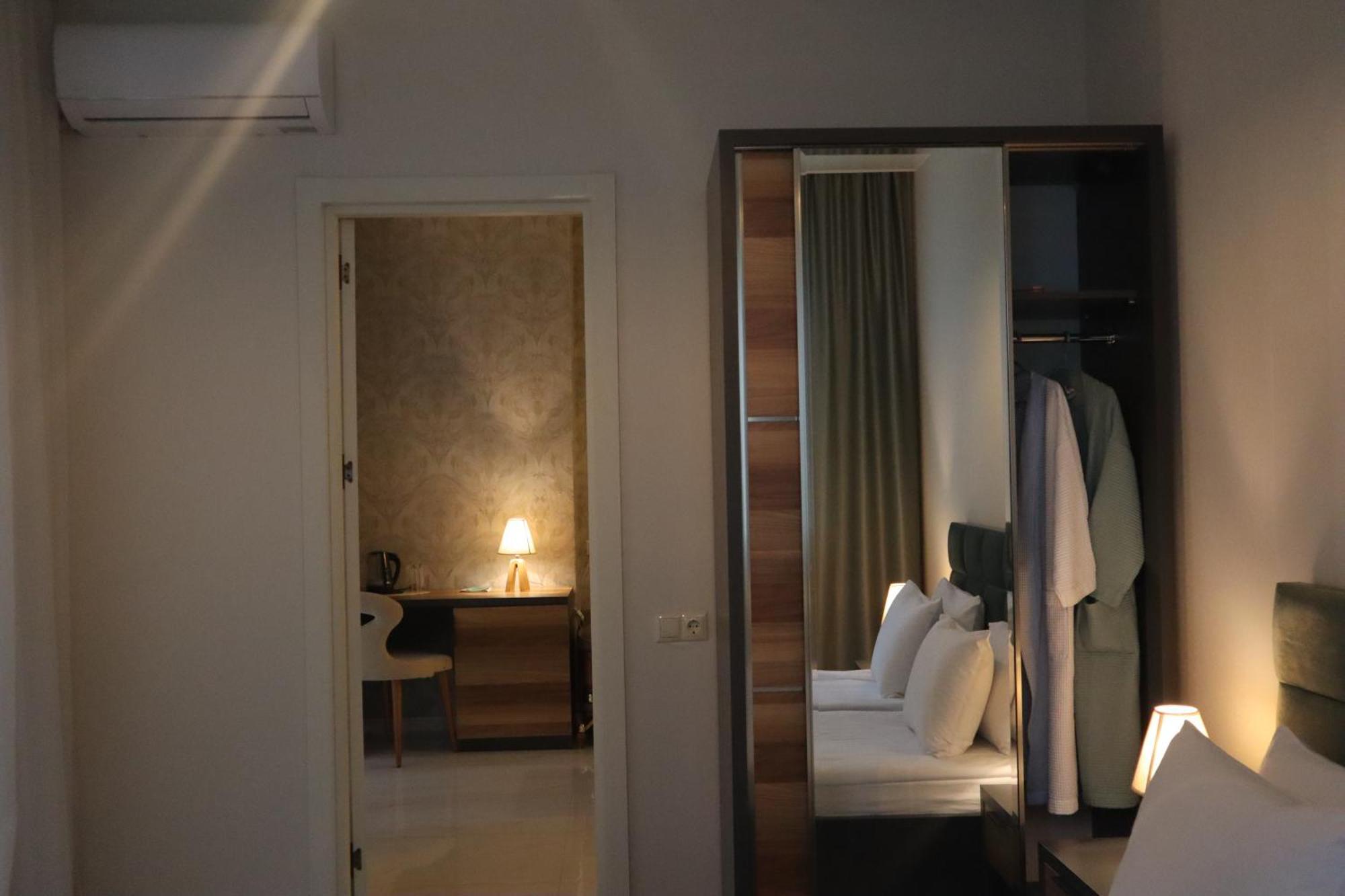 Horizons Hotel Rooms Batumi Esterno foto